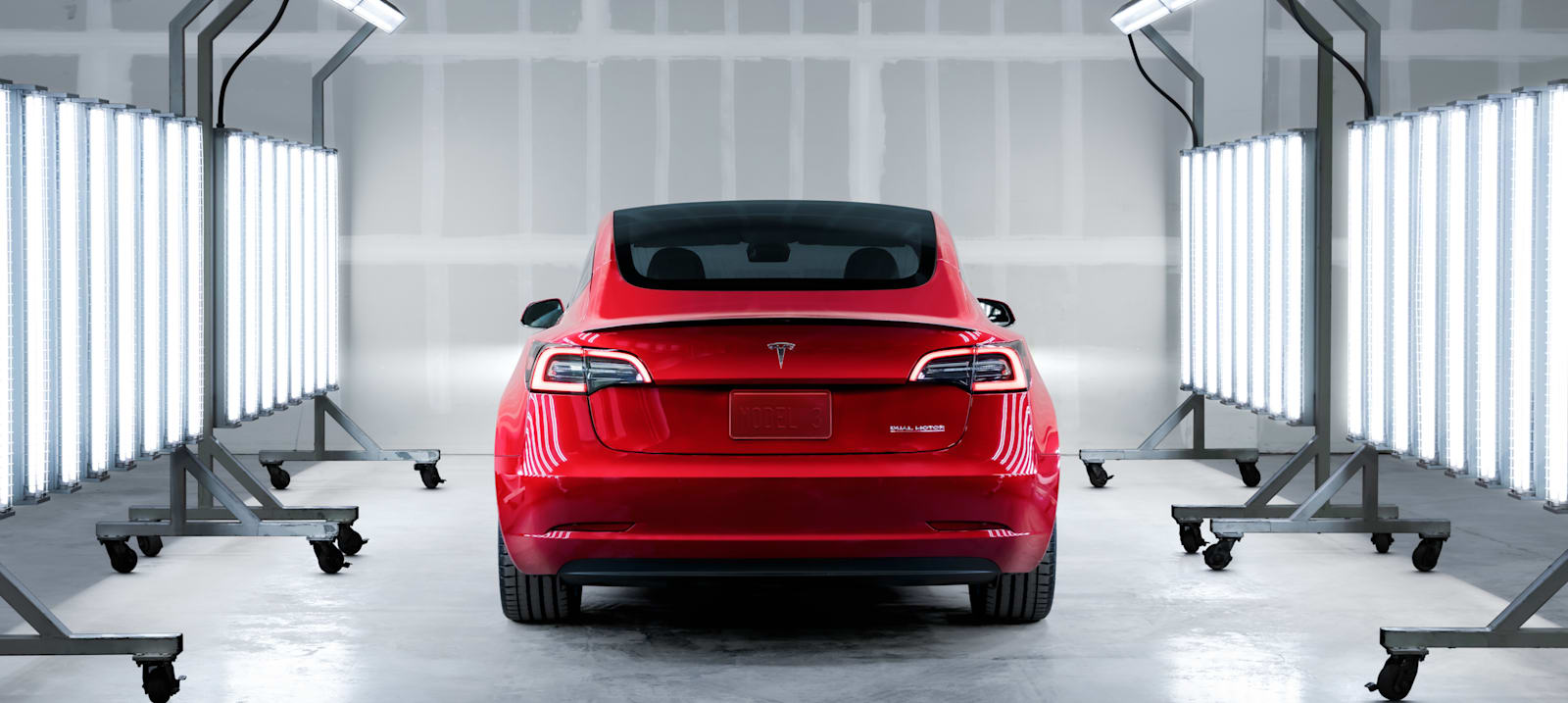 Tesla Model 3 w tunelu kontroli nadwozia